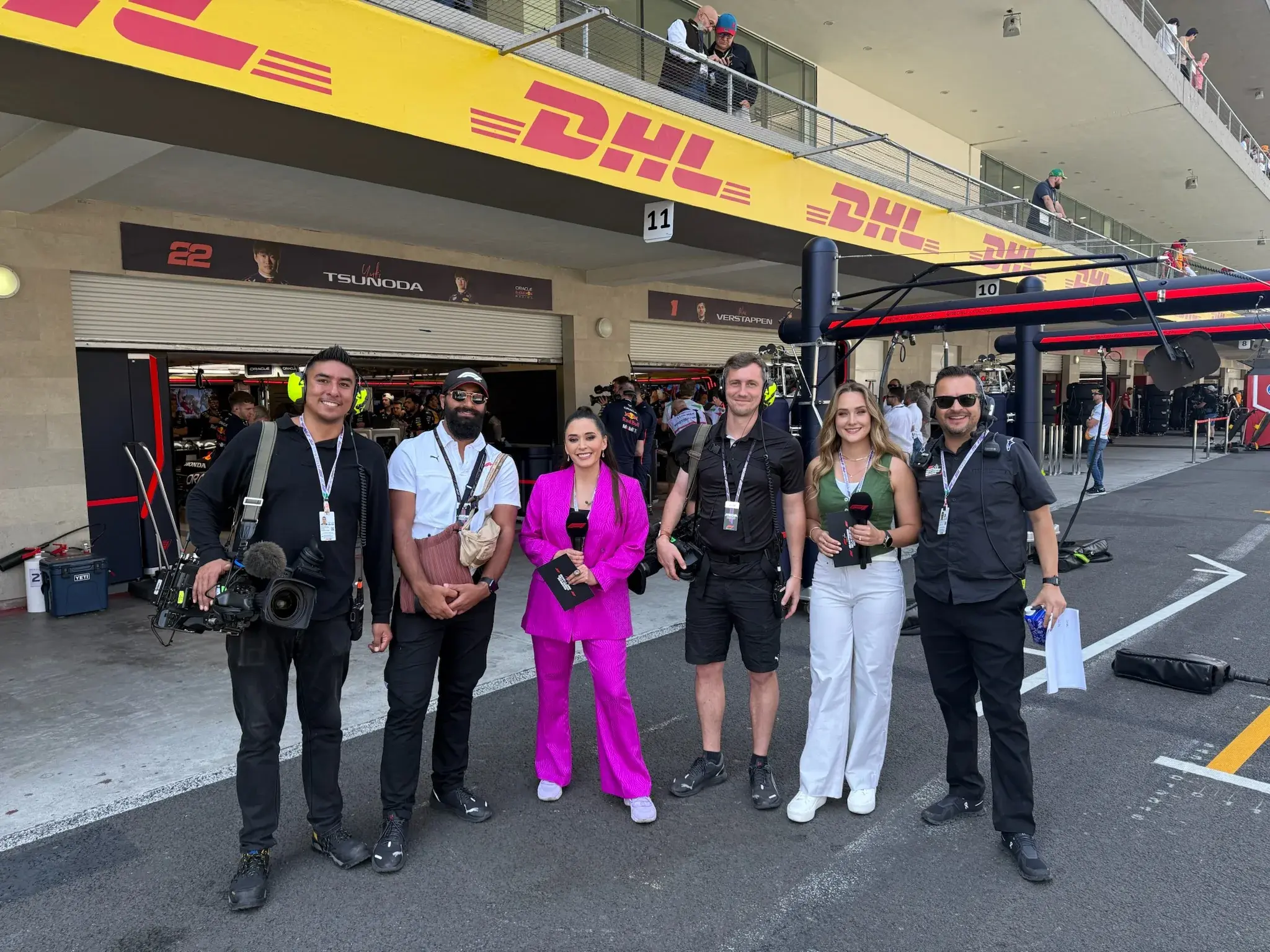 Sabré with the team crew on pit lane during the 2025 Formula 1 Mexico City Grand Prix weekend